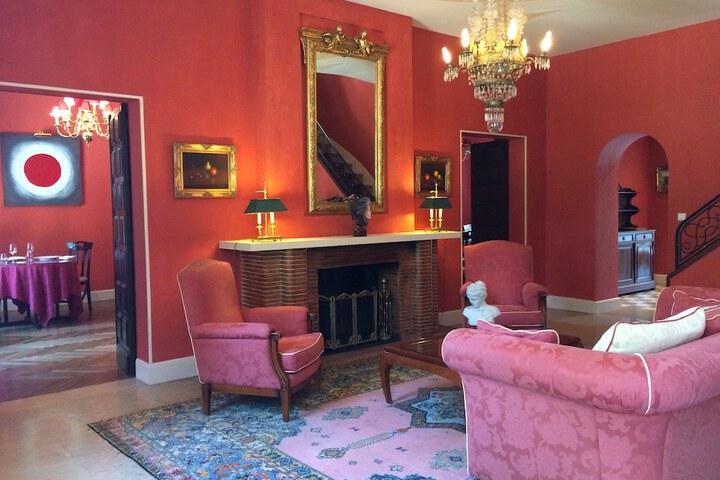 Lobby lounge
