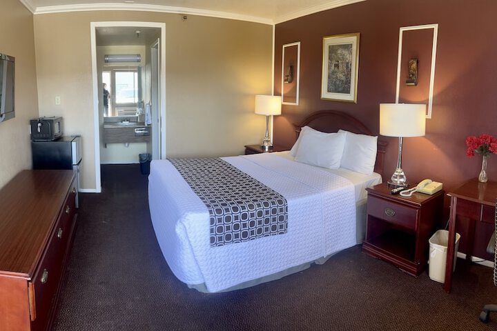 2 Queen Beds (10 of 12)