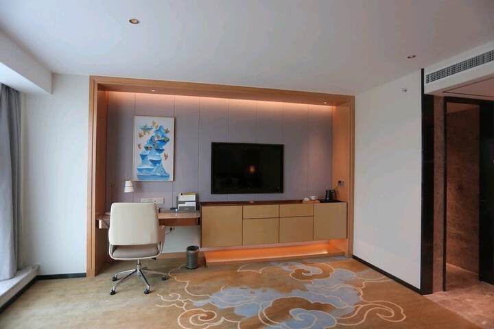 Room 28 of 73