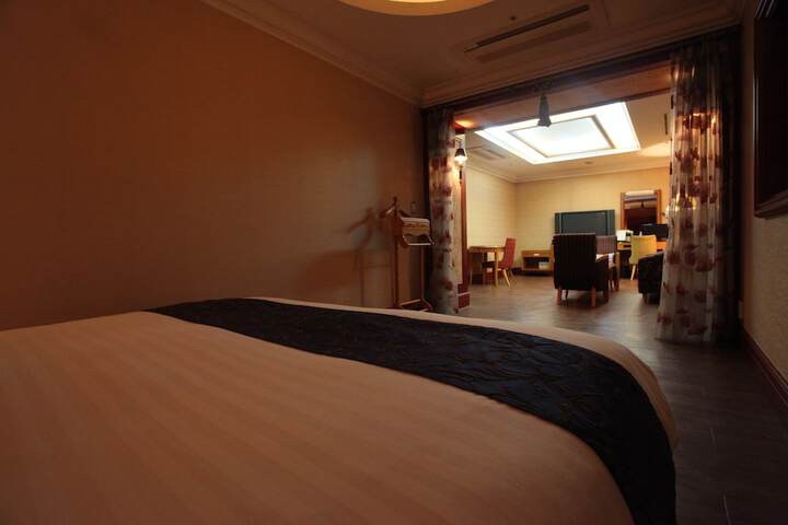 Room 10 of 37