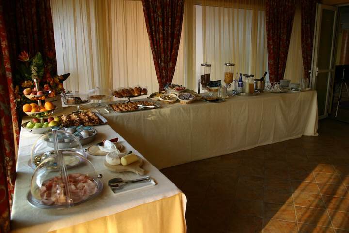 Breakfast/Coffee Service 77 of 110