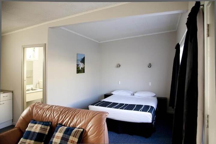 Room 2 of 32
