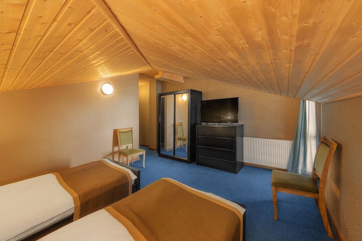 Room 33 of 104
