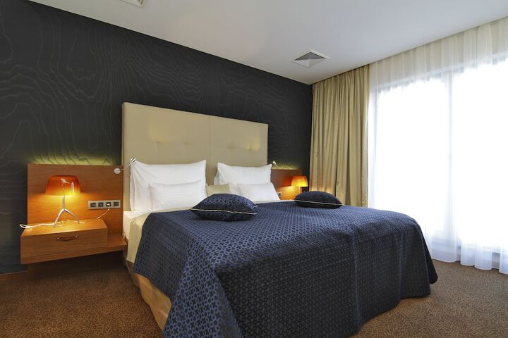 Room 8 of 48