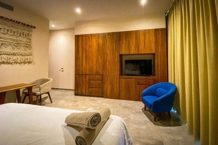 Room 4 of 13
