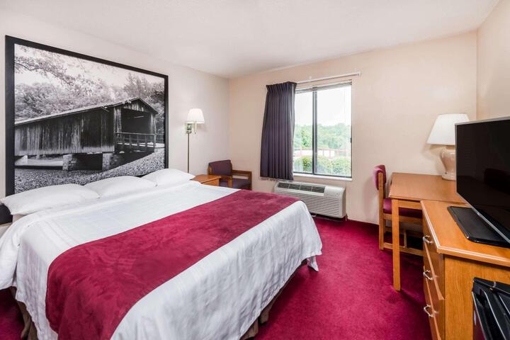2 Queen Beds (12 of 14)