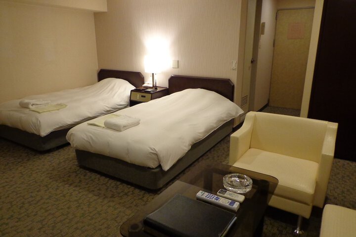 Room 5 of 16