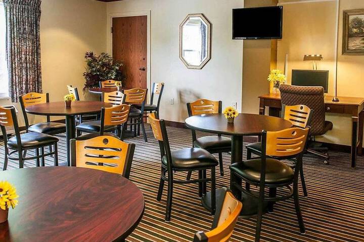 Breakfast/Coffee Service 22 of 33