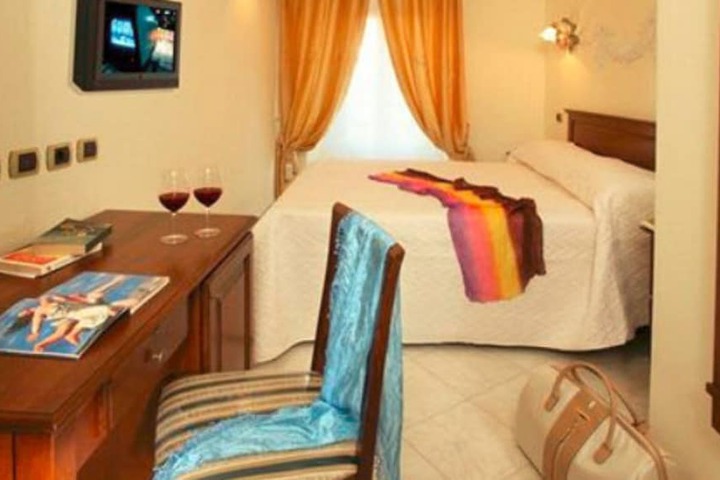 Room 5 of 12
