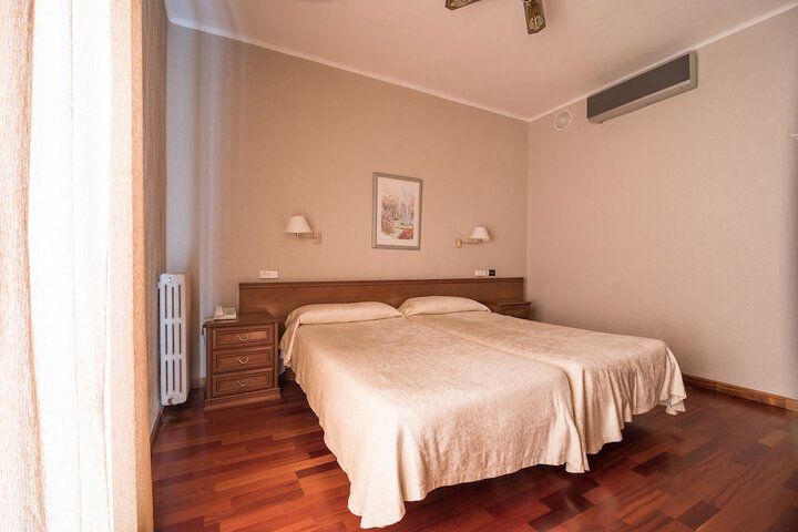 Room 6 of 18