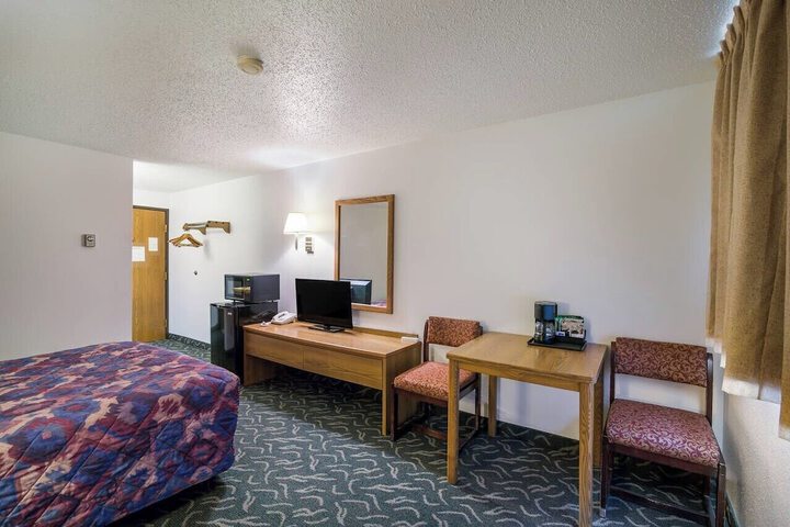 Room 9 of 25