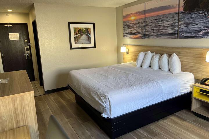 1 King Bed Deluxe (4 of 8)