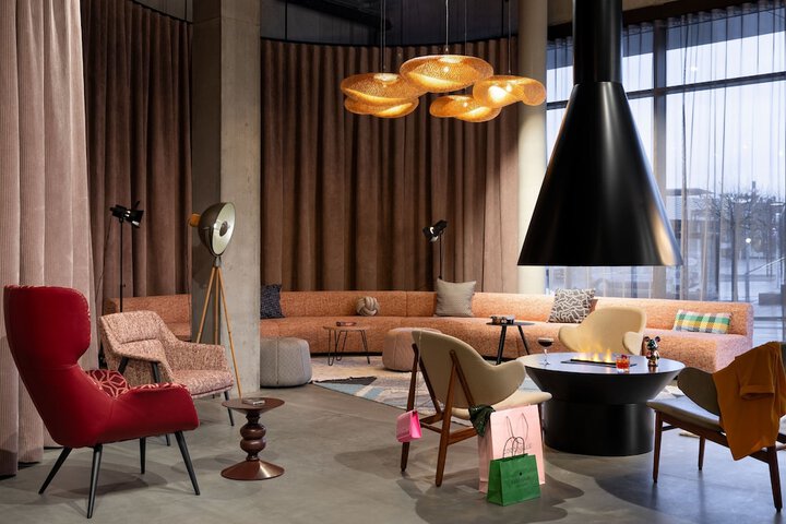 Lounge 83 of 87