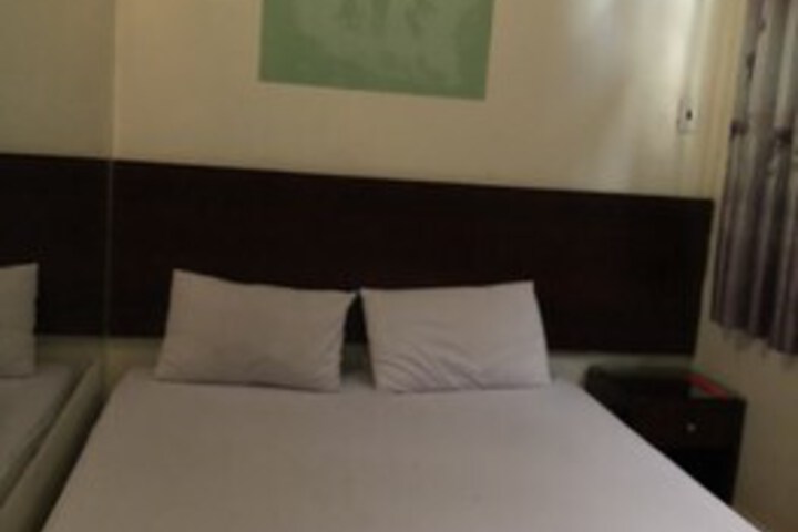Room 5 of 8
