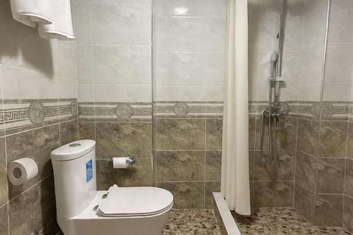 Room 6 of 8