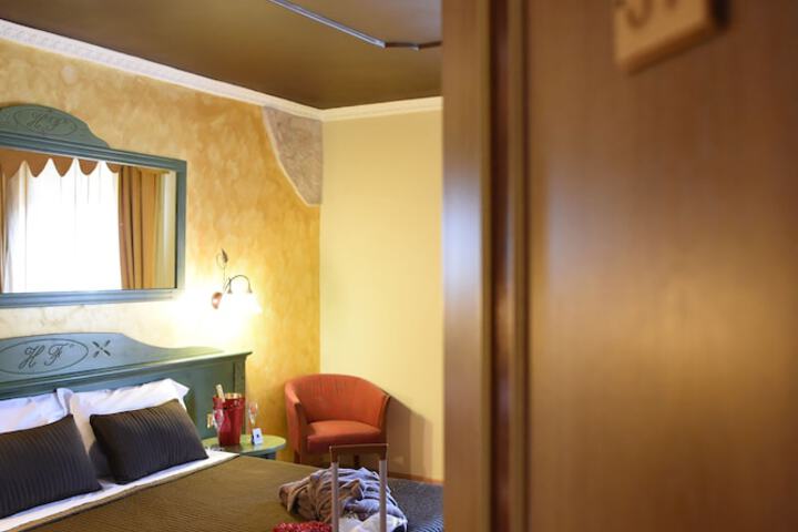 Room 36 of 100