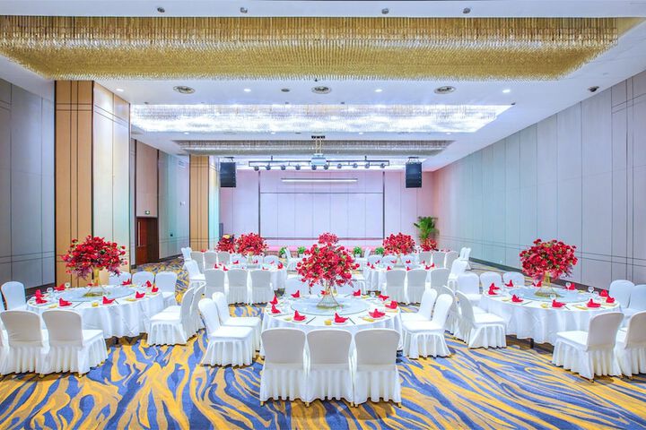 Ballroom/Hall 39 of 51