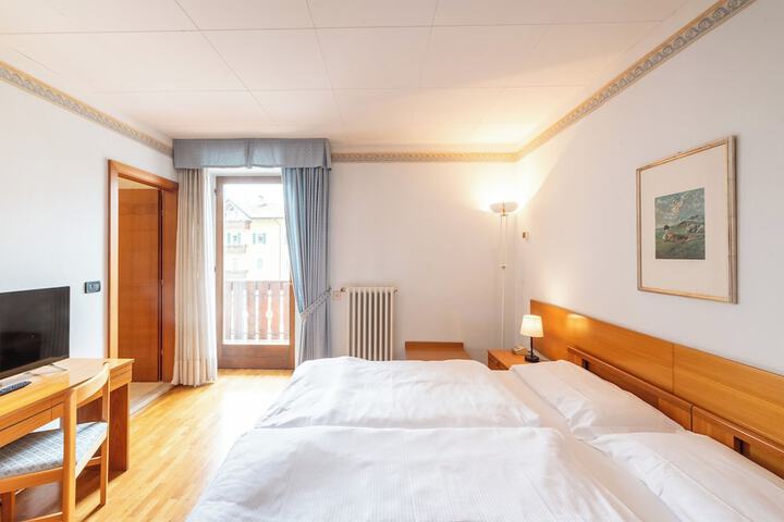 Room 3 of 85