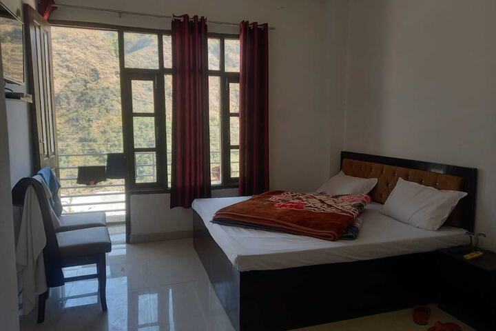 Room 9 of 25