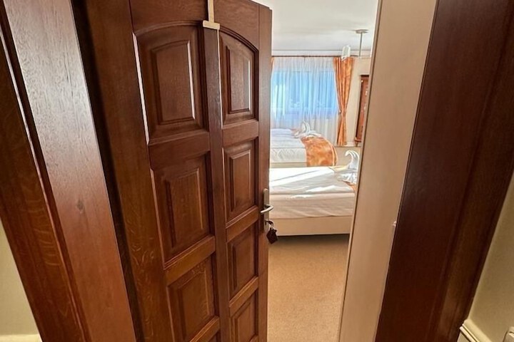 Room 6 of 106