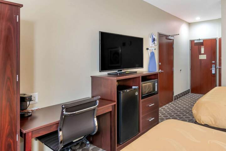1 Queen Bed (4 of 22)
