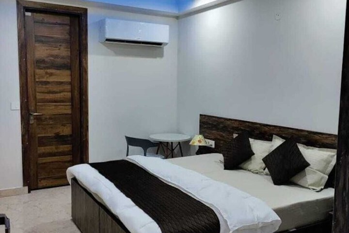 Room 8 of 16