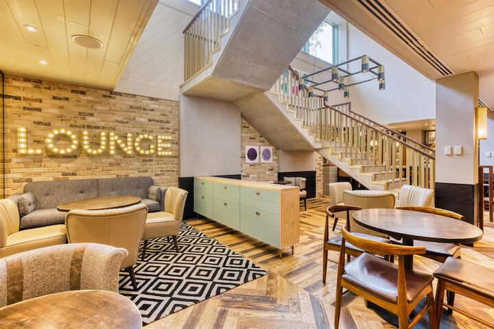 Lounge 19 of 26