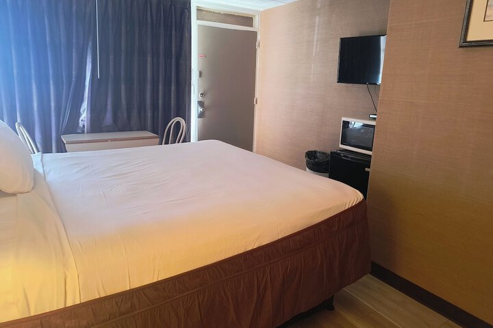 Classic Queen Bed (1 of 8)