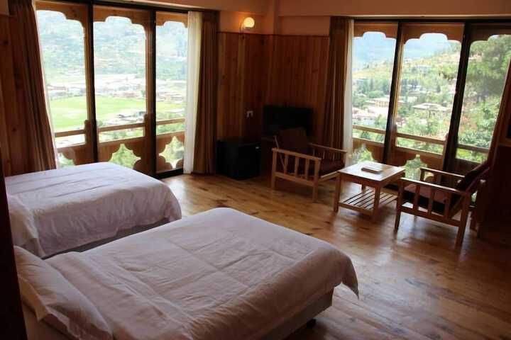 Room 4 of 7