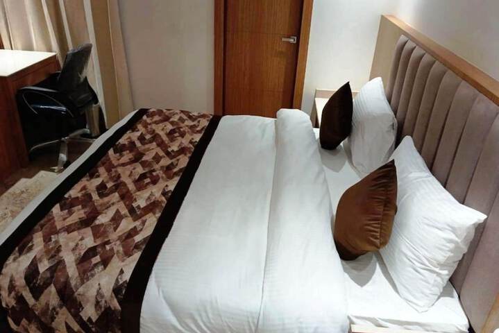 Room 3 of 9