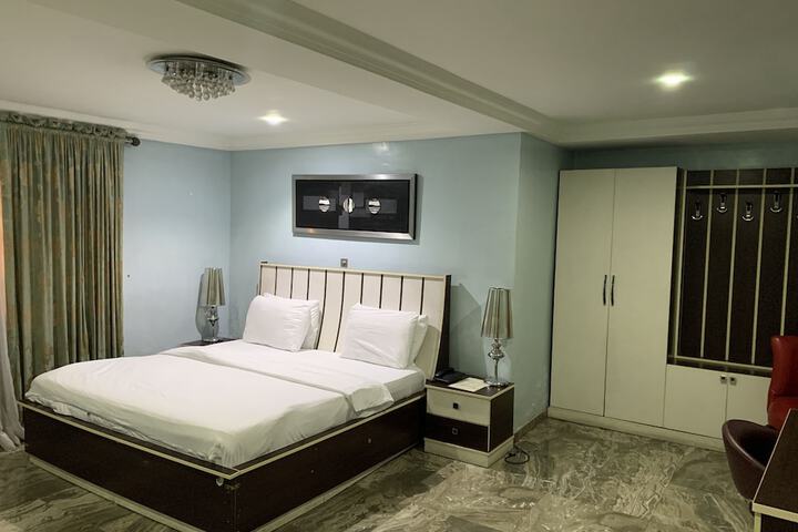 Room 7 of 18