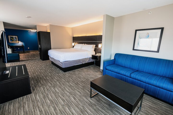 Suite 1 King Bed (4 of 6)