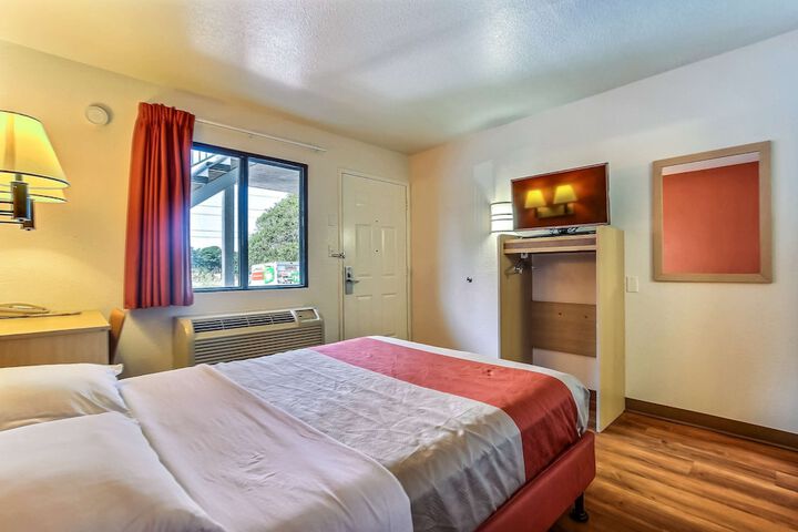 1 Queen Bed (4 of 9)