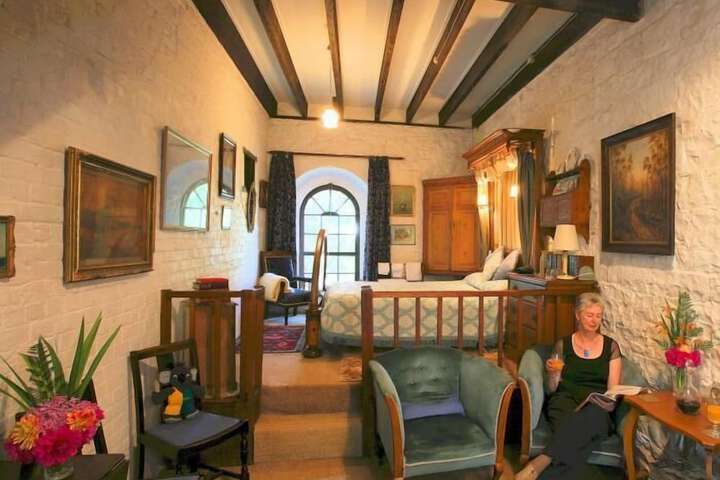 Room 5 of 18