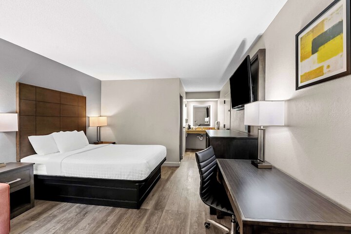 2 Double Beds Pet Friendly Room, Microwave and Refrigerator WiFi Full Breakfast (2 of 11)