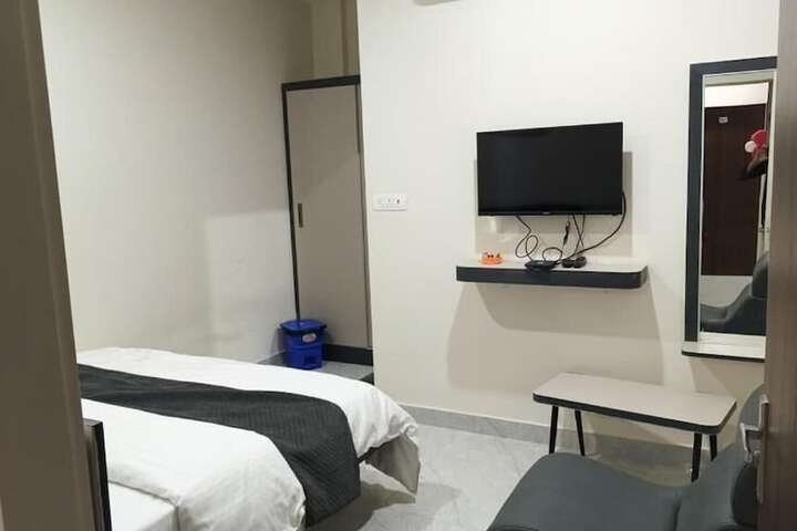 Room 4 of 12