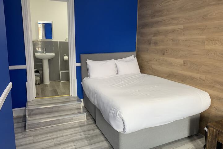 Room 10 of 13