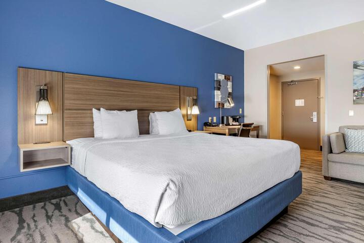 1 King Bed Microwave and Refrigerator WiFi Full Breakfast (8 of 9)