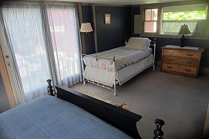 Room 6 of 25