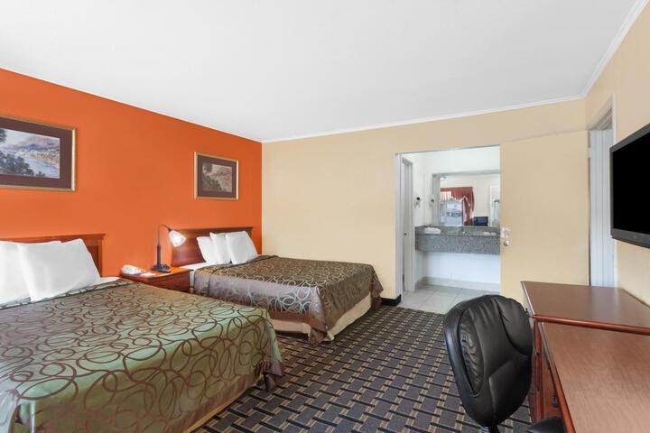 2 Double Beds (6 of 8)