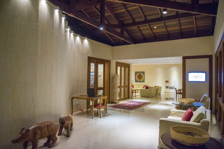 Entrance & Lobby