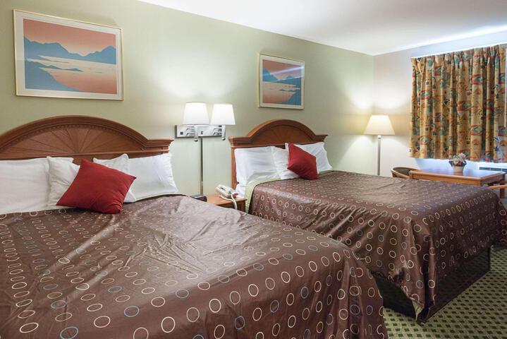 1 Queen Bed (12 of 15)
