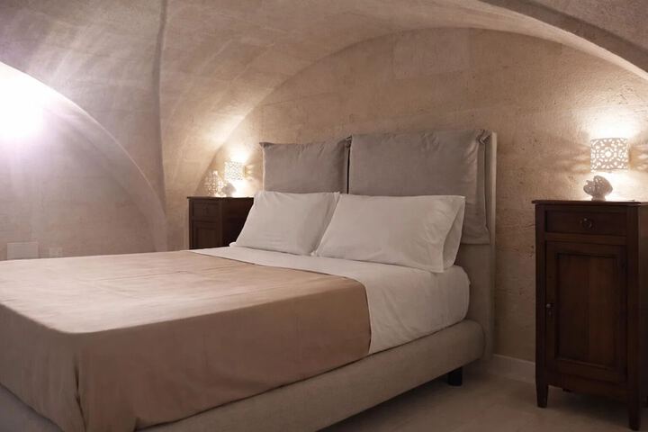 Room 5 of 9