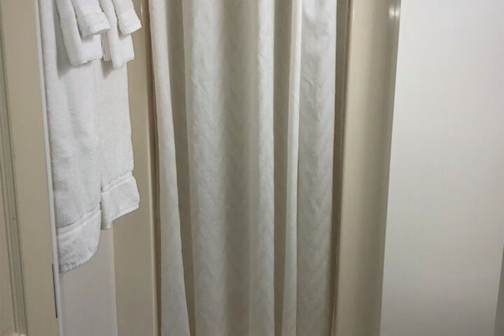 Room 2 of 75
