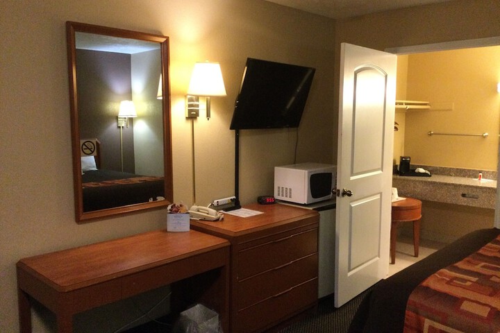 1 Queen Bed (3 of 13)