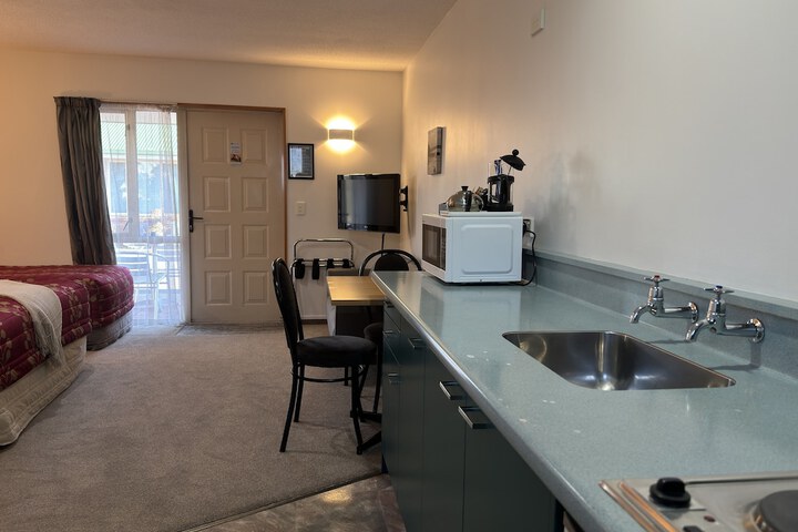 Room 4 of 81