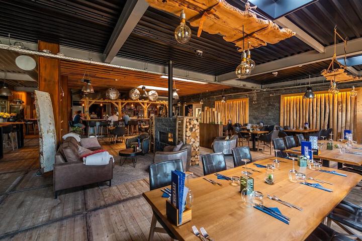 Lounge 21 of 39