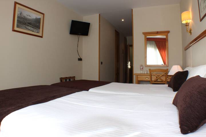 Room 8 of 33