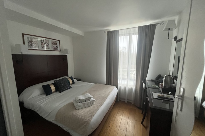 Room 2 of 33