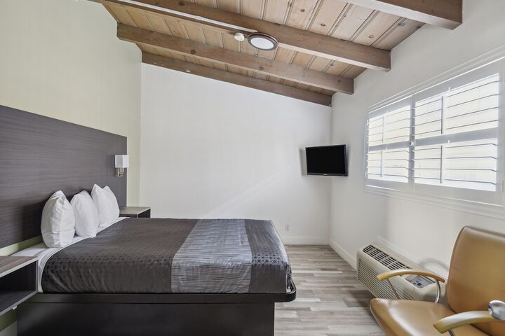 2 Queen Beds (1 of 19)